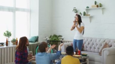 Çok etnik gruptan oluşan arkadaşlar eğlenmeye grup evde parti oyun oynarken. Bir şey veya biri ve onun garaj tahmin etmeye gösteren genç Asyalı kız