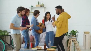 Dans ve süre gitar çalmak çok etnik arkadaş grubunuz ev partisi