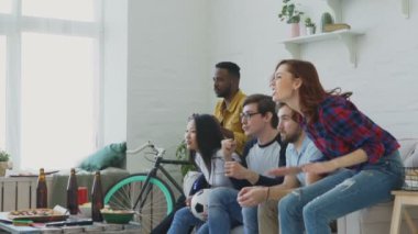 Ağır çekim televizyonda spor maç izlerken ve favori takım zafer evde kutluyor mutlu genç arkadaşlar