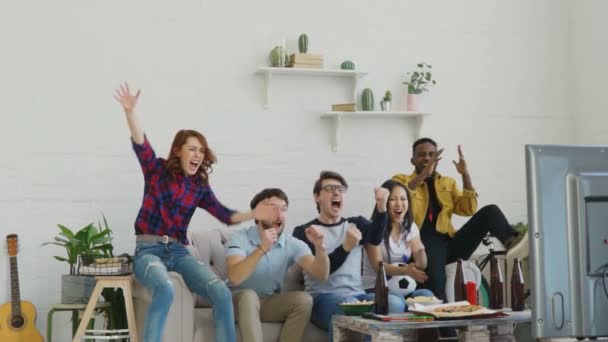 Movimento lento de jovens amigos felizes assistindo jogo de esportes na TV e celebrando a vitória da equipe favorita em casa — Vídeo de Stock