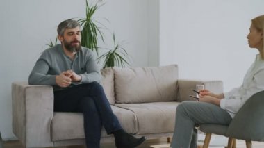 Yetişkin psikolog ofisinde kapalı onun sorunları hakkında konuşan adam sakallı