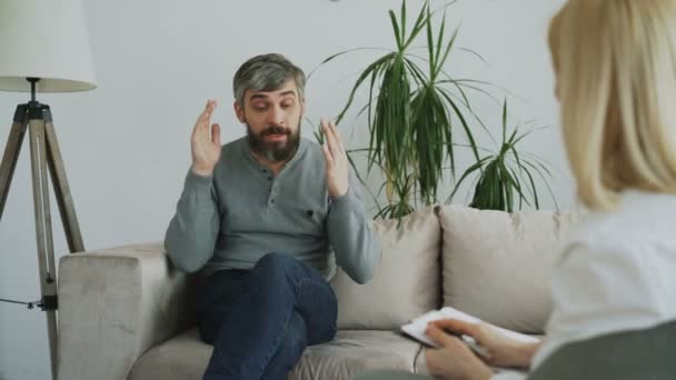 Depressieve man praten over zijn problemen met vrouwelijke psycholoog — Stockvideo