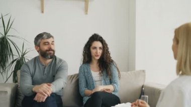 Gülümseyen çift için profesyonel psikolog konuşma ve dinleme ve ziyaret psikoterapist office sırasında ilişki sorunları çözmek