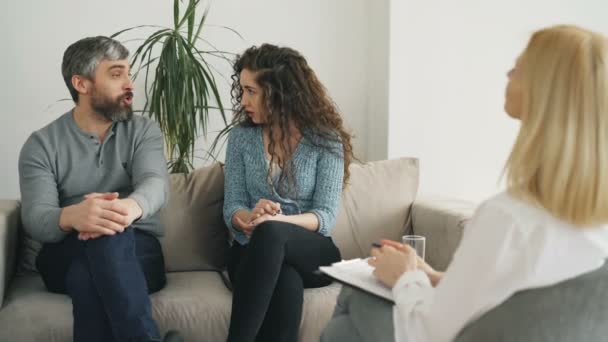 Casal casal discutindo e brigando durante visita profissional psicólogo e escritório conselheiro matrimonial — Vídeo de Stock