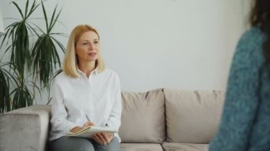 Kız hasta ve yazma notlar kapalı onun office Panosu'na üzecek konuşmak ve dinlemek kadın deneyimli psikolog