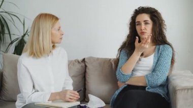 Kağıt dokusu ile veren kadın kapalı psikoterapist ofisinde vurguladı profesyonel kadın psikolog ile istişare sahip üzgün ağlayan kız