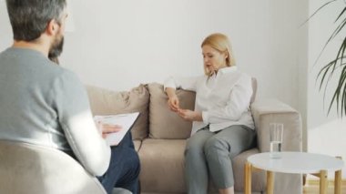 Yetişkin kadın erkek profesyonel psikanalist psikoterapi ofis kapalı ile konuşurken depresyon ile vurguladı