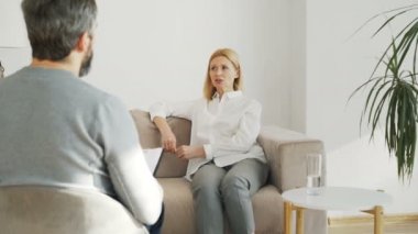 Yetişkin kadın erkek profesyonel psikanalist psikoterapi ofis kapalı ile konuşurken depresyon ile vurguladı