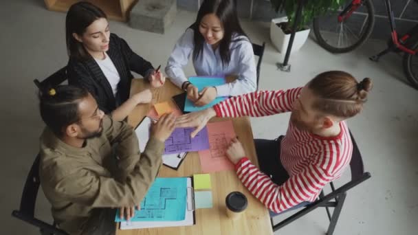 Vue d'ensemble de l'équipe d'entreprises en démarrage de personnes multi-ethniques mettre les paumes ensemble après accord réussi sur un nouveau projet dans le bureau loft moderne — Video