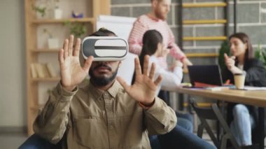 Afrika kökenli Amerikalı adam VR simulator oyun geliştirme ofisinde test. Gelecekte sanal gerçeklik teknolojisi projesi tartışmaya başlamak-yukarıya yaratıcı ekibi