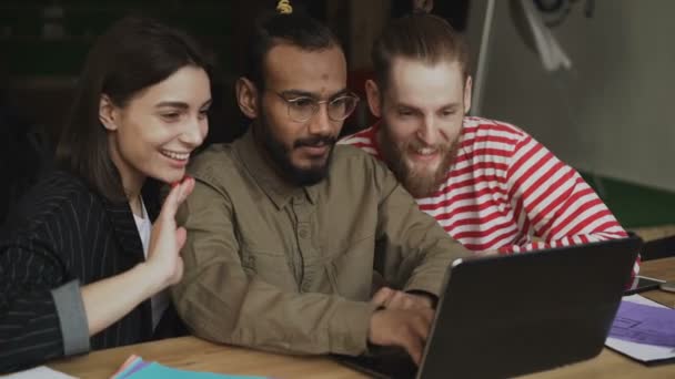 多民族のチームが onlive ビデオ通話と近代的なオフィスに友達とおしゃべり幸せ — ストック動画
