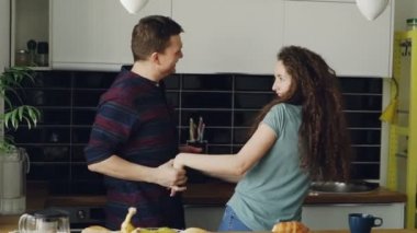 Slowmotion neşeli ve birlikte tatil günlerinde mutfakta evde latin dans dans aşk çekici genç Çift