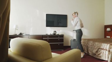 Dans ve müzik dinleme sırasında şarkı mutlu işkadını kablosuz kulaklıklar iyi eğlenceler otel odamda yürüme. Seyahat, iş ve insan kavramı