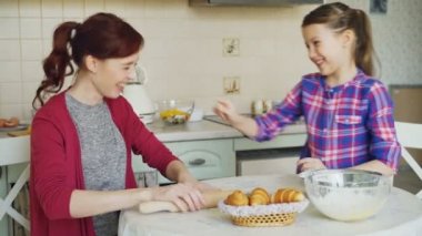 Mutlu anne ve sevimli kızı iyi eğlenceler bulaşması burun birbirine un ile birlikte tatil günlerinde mutfakta yemek yaparken. Aile, gıda, ev ve insan kavramı