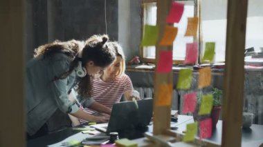 Tasarımı proje üzerinde çalışan genç neşeli var. fikir paylaşımı ve onları modern ofis dostu gayri resmi bir atmosfere defterde yazılı. Başarılı gençlik kavramı.
