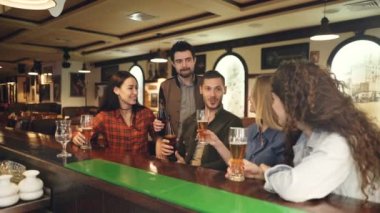 Gençlerin kutlayan bir şey bira üzerine çubuk. Tost, bardak ve şişeler, sohbet ve gülüyor duyulmamasını evlenme mi teklif ediyorsun. Kutlama mutluluk kavramı.