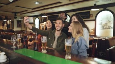 Gençler smartphone selfie popüler baro sınavına girmek için kullanıyorsunuz. Arkadaşlar poz, eğlenceli, el ve gülen sahip.
