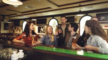 İn arkadaş grubu ile rahat kıyafetler konuşuyor, gözlük kımıldıyor ve süslü bar sayacında toplantıda ise içerken. İletişim eğlence kutlama kavramı.