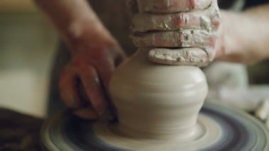 Seramik kavanoz bitmedi potterss tekerlek ve kil profesyonel araçlar ile kalıplama eller üzerinde iplik yakın çekim shot. Eathenware ve geleneksel seramik konsept oluşturma.