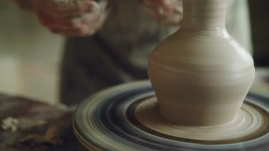 Seramik kurs çalışması: tekerlek, ana ustası araçlarını kullanarak kil kalıplama atma üzerinde kil ware. Seramik kaplar ve geleneksel işgal kavramı oluşturma.