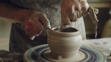 Seramik pot yarısı tamamlanmış tekerlek ve kil profesyonel araçlar ile kesme el atma iplik yakın çekim shot. Eathenware ve geleneksel seramik konsept oluşturma.