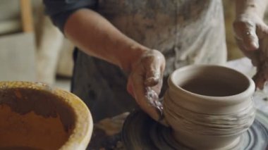 Erkek ustası tekerlek atma iplik kil pot yapma yoğunlaşmıştır. O toprak şeklinde düzeltme ve süsleme bitirme.