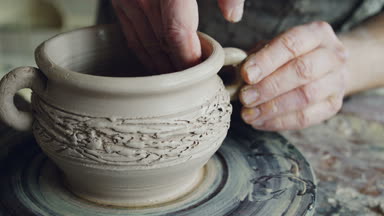 Şekillendirme ve seramik kase kulakları sabitleme çamurlu erkek potters eller yakın çekim shot. Çevik usta profesyonel güzel clayware oluşturma kil oluşuyor.