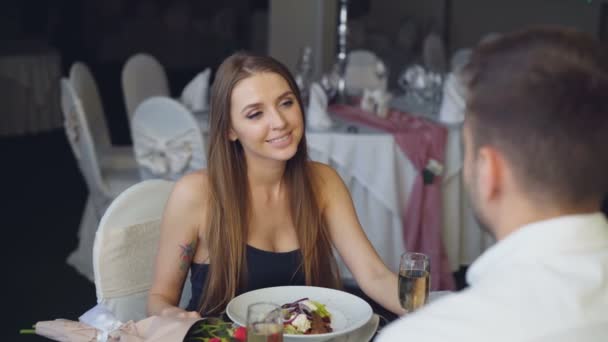 Beau gars propose de surprendre jolie femme, puis mettre la bague de fiançailles sur son doigt et embrasser sa main lors d'un rendez-vous romantique au restaurant . — Video