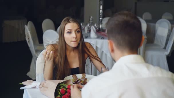 La joven enojada está discutiendo con su novio mientras cena en el restaurante y luego se va. Lucha de los amantes, emociones negativas y concepto de crisis de relación . — Vídeos de Stock