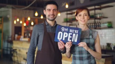 Mutlu çekici insanlar kafe işçi önlük içinde 