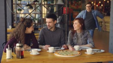 Kafede ani varışta şaşırtıcı genç kadın rahat kıyafetler içinde neşeli biri, kız bağırarak ve gülerek heyecanlandı. Modern yaşam tarzı ve dostluk kavramı.