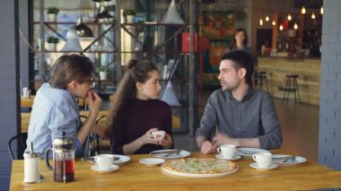 Pretty genç kız arkadaşları çak bir beşlik yapıyor ve çay içme arkadaşları için konuşmaya pizza evde buluşacak. Dostluk, modern yaşam tarzı ve kavram yemek.