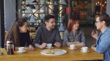 Mutlu yakışıklı olan arkadaşlarına iken onun arkadaşları gülüyor ve Çak bir beşlik yapıyor kafede yemek sırasında komik bir hikaye anlatıyor. Dostluk ve iletişim kavramı.