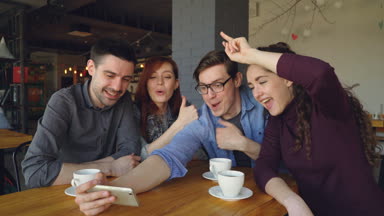 Mutlu öğrenciler selfie alıyor kendi kendine portre kafe, yapım Komik suratlar ve jestleri, sarılma ve gülüyor. Millennials, bağlantı ve modern yaşam kavramı.