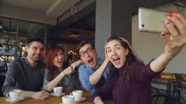 Mutlu arkadaş selfie yapım Komik suratlar ve jestleri ve gülüyor o zaman resimleri izlerken pizza evde alıyor. Millennials, bağlantı ve modern yaşam kavramı.