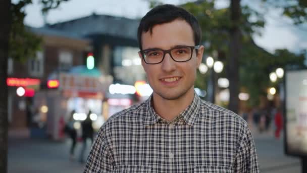 Portrait de gars joyeux montrant OK geste de la main et souriant dans la rue urbaine — Video