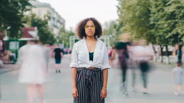 Time lapse of pretty Afro-American student standing in urban street outdoor — Vídeos de Stock