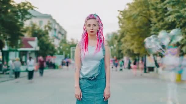 Портрет красивої дівчини-гіпстера з яскравим волоссям та татуюванням на вулиці — стокове відео