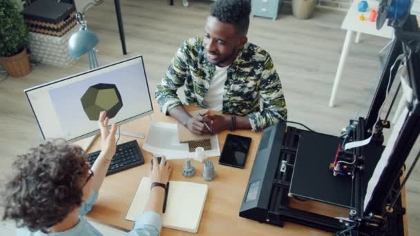 Hochwinkelaufnahme von Mann und Frau, die im Büro mit 3D-Drucker und Computer arbeiten — Stockvideo