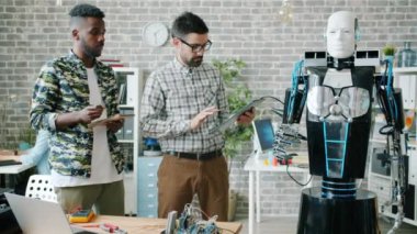 Bilim adamları robotu test etmek için yapay zekayı tartışan tablet kullanıyorlar.