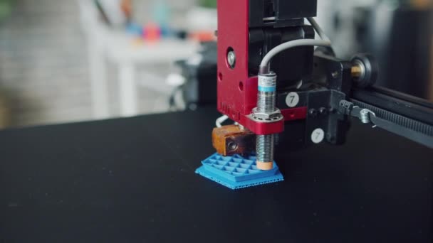 Close-up de impressão 3d fabricação de modelo de plástico tridimensional em laboratório — Vídeo de Stock