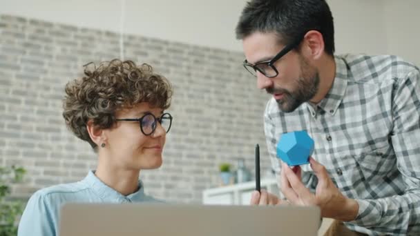 Empleados hablando de 3d elemento impreso mirando a la pantalla del ordenador portátil sonriendo — Vídeo de stock