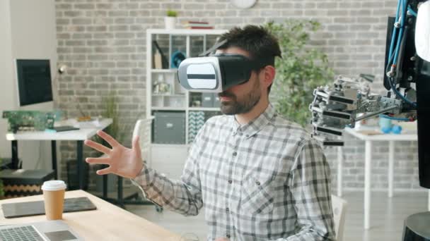 Robot moviendo los dedos como chico en gafas de realidad virtual, máquina de prueba de persona — Vídeos de Stock