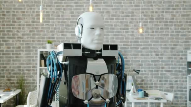 Cooler menschenartiger Roboter rollt im Büroraum herum, keine Menschen sind zu sehen — Stockvideo