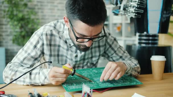 Microeletrônica engenheiro de reparação de microcircuitos para robôs que trabalham no escritório — Vídeo de Stock