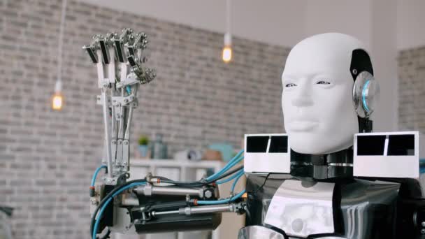 Robot automatisé intelligent se déplaçant main faisant poing au bureau pendant le test par les développeurs — Video