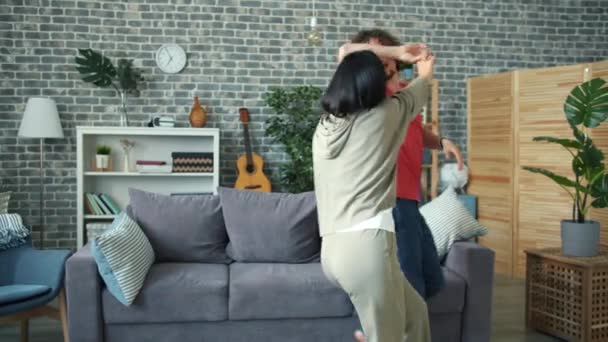 Schattig gemengd ras paar dansen thuis lachen genieten van gelukkige momenten — Stockvideo