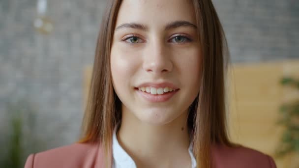 Retrato de una joven guapa parada en un apartamento sola sonriendo — Vídeos de Stock