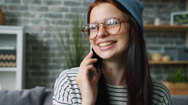 携帯電話で話す若い女性のスローモーションと自宅で微笑むこと — ストック動画