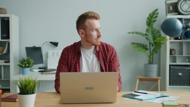 Atrakcyjny facet używa notebooka w biurze skoncentrowanego na projekcie biznesowym — Wideo stockowe